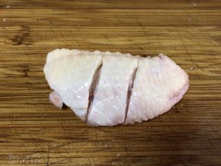 1、空炸蜜汁鸡翅,鸡翅洗净后正面，背面各划两刀