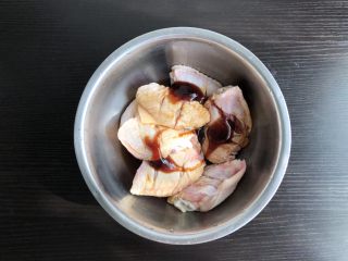 2、空炸蜜汁鸡翅,加入蚝油，盐，味极鲜抓匀腌制半小时