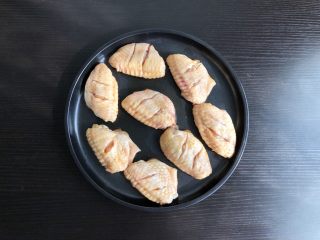 3、空炸蜜汁鸡翅,均匀的摆入烤盘