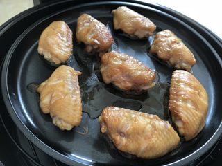5、空炸蜜汁鸡翅,翻面，再烤5分钟