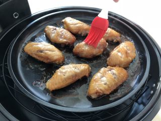 6、空炸蜜汁鸡翅,翻回正面，刷一层厚厚的蜂蜜，再烤五分钟