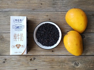 1、芒果黑糯米甜甜——夏日里的清凉甜意,准备食材。