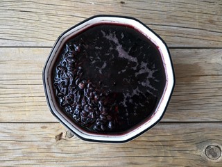 2、芒果黑糯米甜甜——夏日里的清凉甜意,黑糯米洗净提前浸泡2小时以上(不着急吃的话可以晚上泡上第二天来做)。