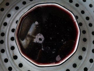 3、芒果黑糯米甜甜——夏日里的清凉甜意,再加入适量的水,上锅隔水(上汽后)蒸45分钟。