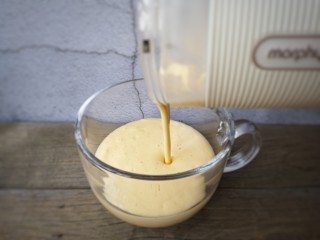 8、芒果黑糯米甜甜——夏日里的清凉甜意,将打好芒果奶昔倒入杯中(容器中)。