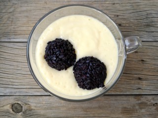 9、芒果黑糯米甜甜——夏日里的清凉甜意,在奶昔上面放上黑米球。