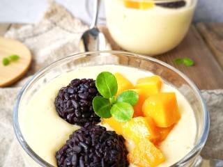 12、芒果黑糯米甜甜——夏日里的清凉甜意,这么大热的天儿,要喝点什么了?想吃点甜食了?一道清甜爽口的甜食送给你!