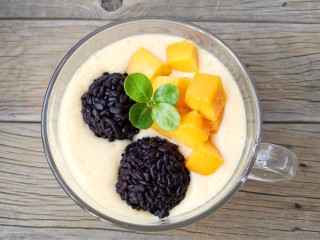 10、芒果黑糯米甜甜——夏日里的清凉甜意,摆上芒果块,在摆一片小叶子装饰。