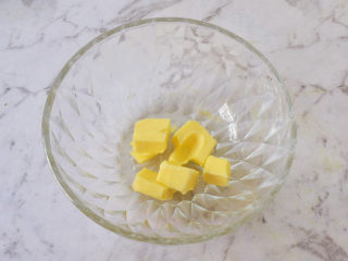 2、抹茶曲奇,黄油室温软化至手指一按就有印痕时