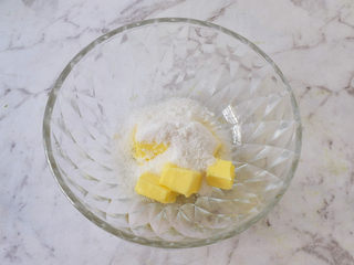 3、抹茶曲奇,加入糖粉和白糖,先用打蛋头搅拌均匀,这样打发时才不会乱溅