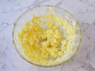 6、抹茶曲奇,每次加完都要搅打均匀