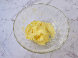 7、抹茶曲奇,将打好的黄油用刮刀把周围刮干净