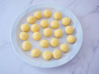 7、红糖酒酿南瓜小圆丸,再分成8克为一份，搓成小圆子备用