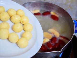 9、红糖酒酿南瓜小圆丸,水开后加入南瓜小圆子