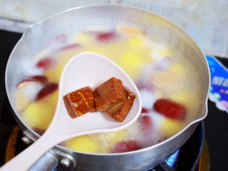 10、红糖酒酿南瓜小圆丸,煮至圆子浮起。加入古方红糖