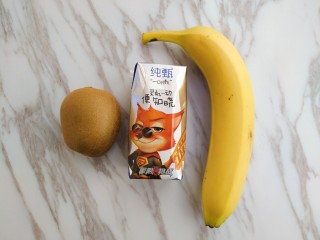 1、奇异果香蕉思慕雪,首先准备食材:酸奶、香蕉、奇异果和适量坚果