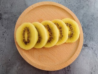 3、奇异果香蕉思慕雪,切成薄片，尽量切薄一些