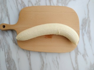 6、奇异果香蕉思慕雪,准备草根香蕉，切成小丁