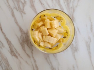 7、奇异果香蕉思慕雪,放在思慕雪杯底