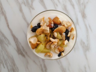 11、奇异果香蕉思慕雪,直接撒在酸奶上面就好了