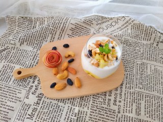 12、奇异果香蕉思慕雪,美美的香蕉思慕雪杯就做好啦，再用网上厨房的砧板拍个照