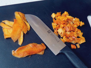 1、制做简单快捷的下午茶点心【酸奶芒果干麦芬】,120克芒果干切成大小适中丁