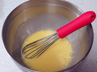 5、制做简单快捷的下午茶点心【酸奶芒果干麦芬】,搅拌至糖化