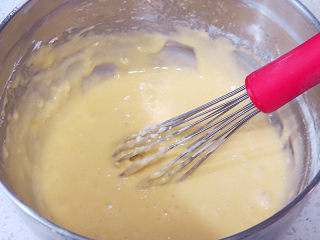 8、制做简单快捷的下午茶点心【酸奶芒果干麦芬】,混合均匀