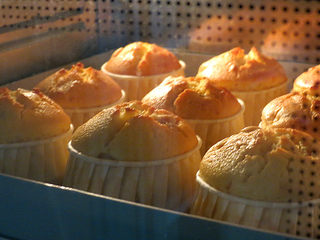 15、制做简单快捷的下午茶点心【酸奶芒果干麦芬】,请根据自家烤箱习性调整温度和时间，烤至蛋糕熟透顶部颜色金黄