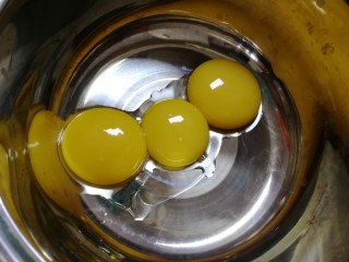 2、纸杯酸奶蛋糕,蛋黄和蛋白分开。