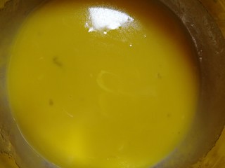 5、纸杯酸奶蛋糕,搅拌均匀。