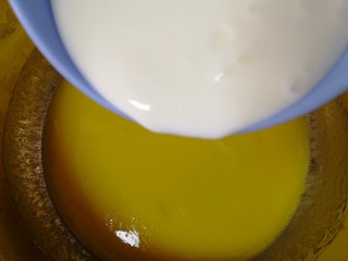 6、纸杯酸奶蛋糕,倒入酸奶。