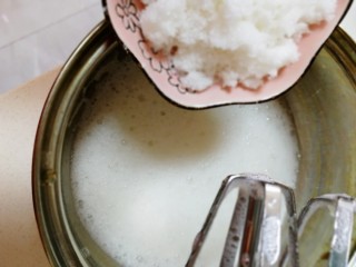 12、纸杯酸奶蛋糕,中速打发至蛋白粗泡，加第一次糖。