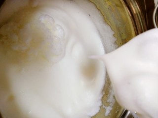 14、纸杯酸奶蛋糕,高速打发至提起打蛋器蛋白有大弯钩加第三次糖。