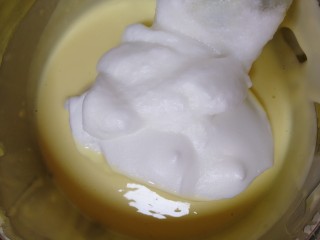 16、纸杯酸奶蛋糕,取三分之一的蛋白霜到蛋黄糊里。