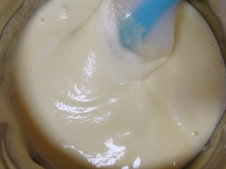 17、纸杯酸奶蛋糕,翻拌均匀。