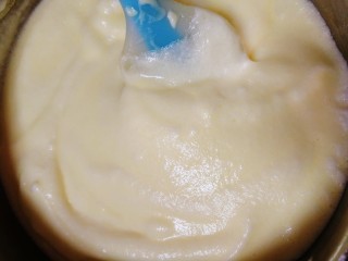 19、纸杯酸奶蛋糕,翻拌均匀。