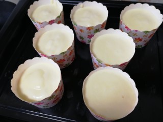 21、纸杯酸奶蛋糕,全部盛好。