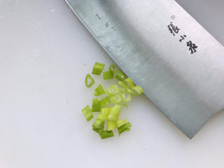 2、孜然鸡胸肉,葱切成葱花；