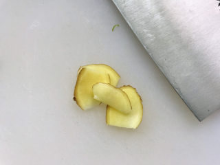 3、孜然鸡胸肉,生姜切成片；