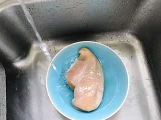4、孜然鸡胸肉,鸡胸用清水冲洗干净；