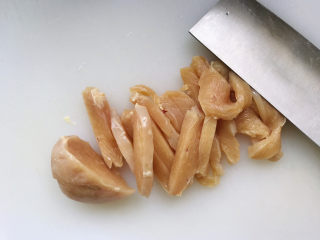 5、孜然鸡胸肉,鸡胸切成条；