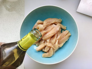 6、孜然鸡胸肉,放在碗里倒入少许料酒去腥；