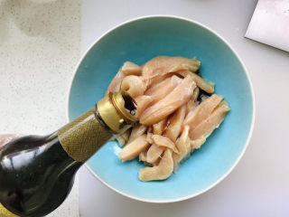 7、孜然鸡胸肉,再倒入生抽调味；