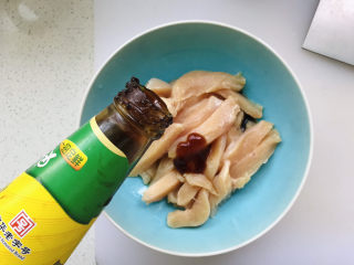 8、孜然鸡胸肉,再倒点儿蚝油；