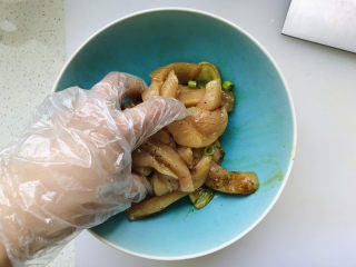 11、孜然鸡胸肉,加点儿1-2勺清水按摩鸡胸肉，让鸡胸肉充分吸收调味料；