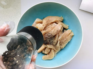 9、孜然鸡胸肉,加入黑胡椒碎；