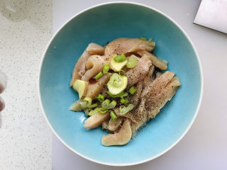 10、孜然鸡胸肉,放入葱姜；