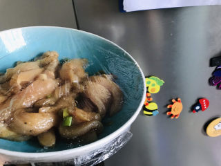 12、孜然鸡胸肉,覆盖保鲜膜放入冰箱冷藏腌制15分钟以上；