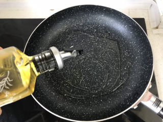 13、孜然鸡胸肉,煎锅内倒入适量食用油；